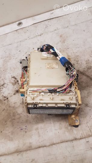 Toyota Yaris Module de fusibles 8273052321