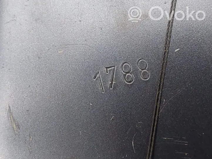 Opel Zafira B Radiatoru paneļa augšējā daļa (televizors) 