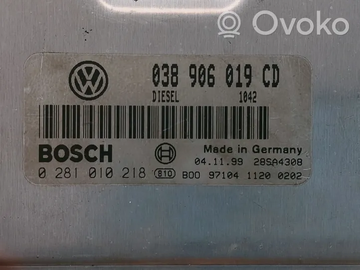 Volkswagen PASSAT B5.5 Unidad de control/módulo del motor 0281010218