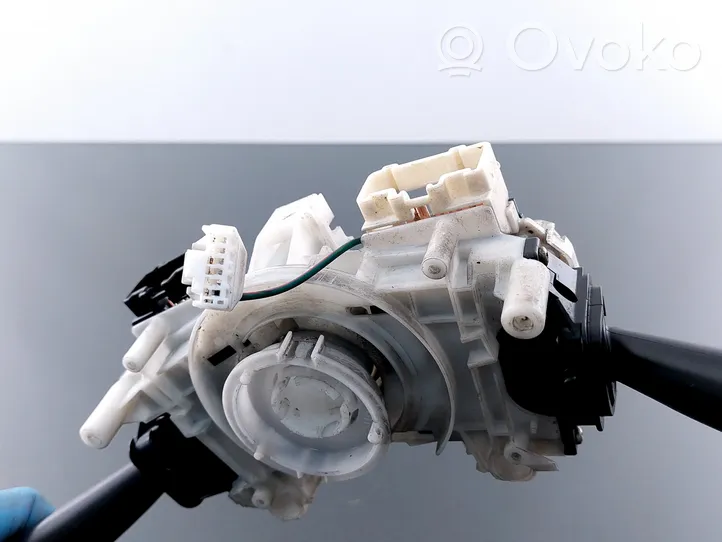 Toyota Avensis T220 Interruptor/palanca de limpiador de luz de giro 17A089C