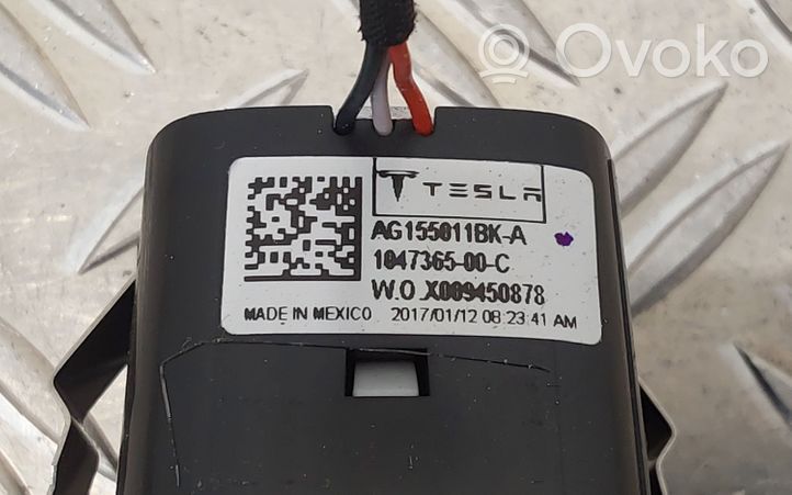 Tesla Model X Lampka podsufitki tylna 104736500C