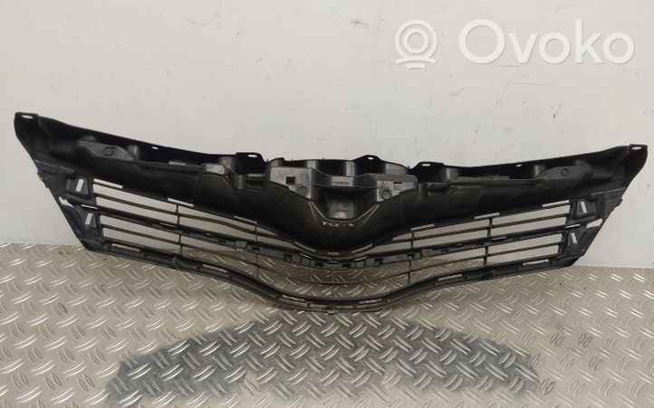 Toyota Yaris Rejilla superior del radiador del parachoques delantero 531010D220