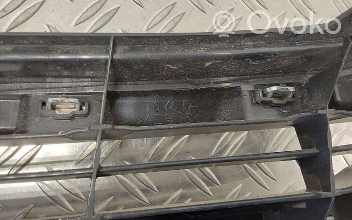 Toyota Hilux (AN120, AN130) Grille calandre supérieure de pare-chocs avant 