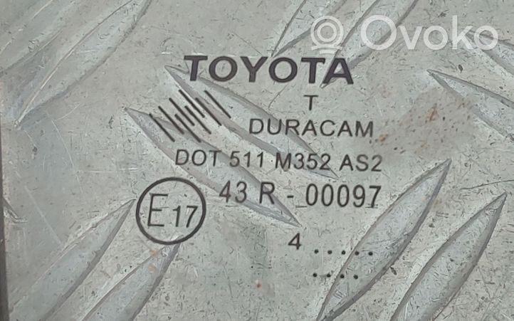 Toyota Yaris Vetro del deflettore della portiera anteriore - quattro porte 43R00097