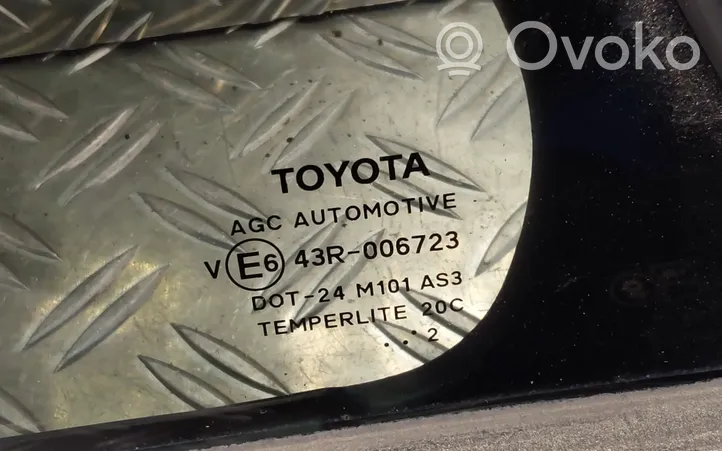 Toyota Avensis T270 Vetro del deflettore posteriore 