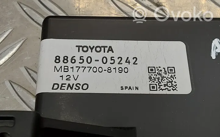 Toyota Avensis T270 Oro kondicionieriaus/ klimato/ pečiuko valdymo blokas (salone) 8865005242