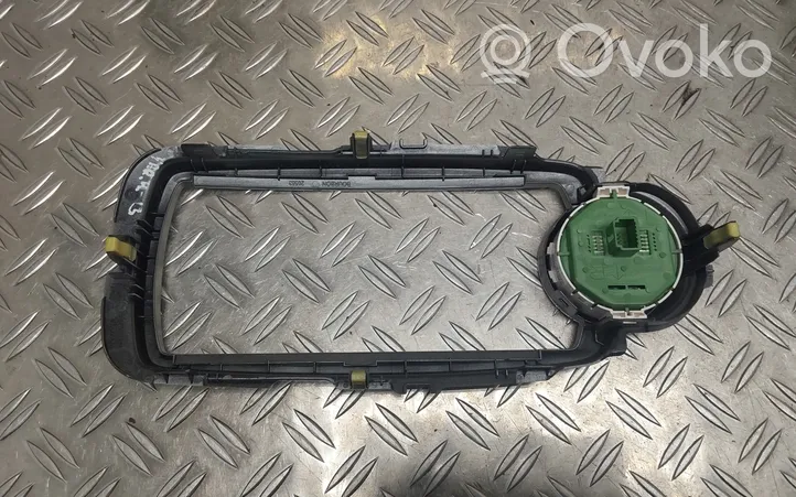 Toyota Yaris Mascherina unità principale autoradio/GPS 864510D010