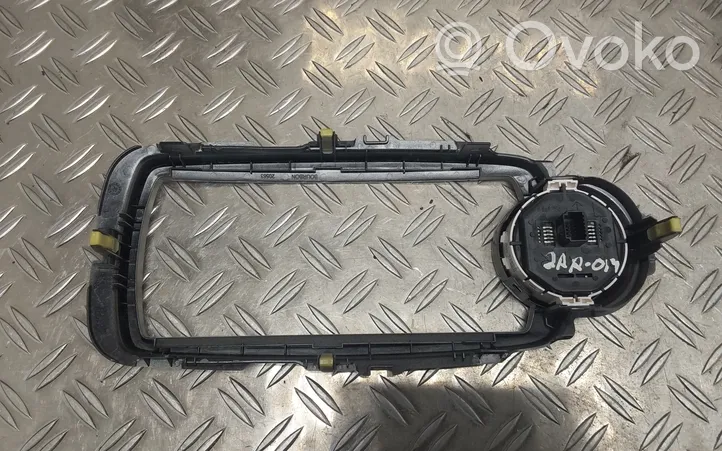 Toyota Yaris Cadre, panneau d'unité radio / GPS 864510D010