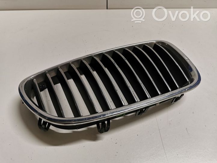 BMW 5 F10 F11 Griglia superiore del radiatore paraurti anteriore 7261356