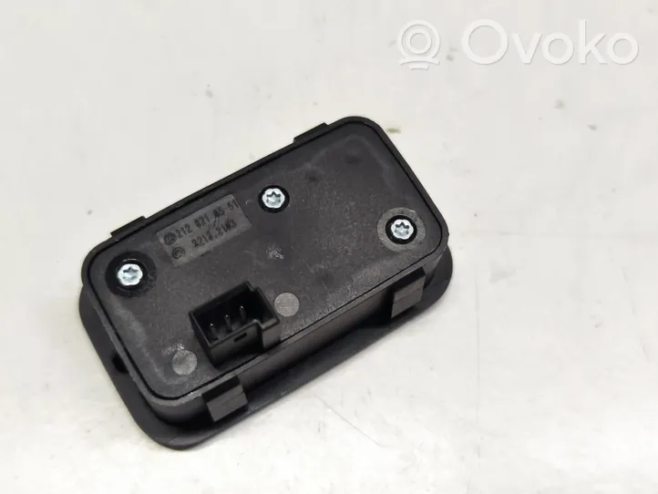 Mercedes-Benz C W205 Tailgate/boot open switch button 2128210551