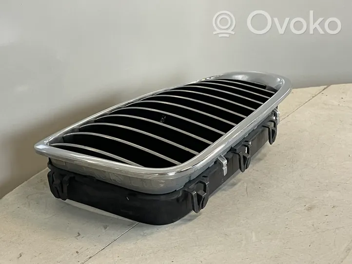 BMW 5 F10 F11 Maskownica / Grill / Atrapa górna chłodnicy 51137200727