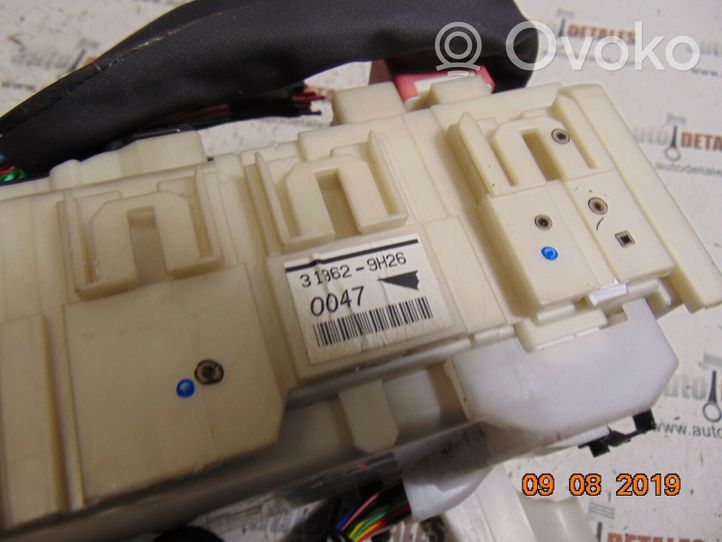 Toyota Avensis T270 Module de fusibles 8273005150