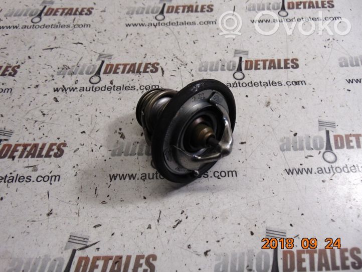 Toyota Avensis T270 Boîtier de thermostat / thermostat 