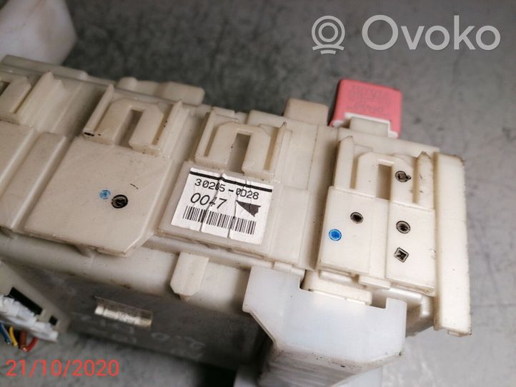 Toyota Avensis T270 Module de fusibles 8273005150