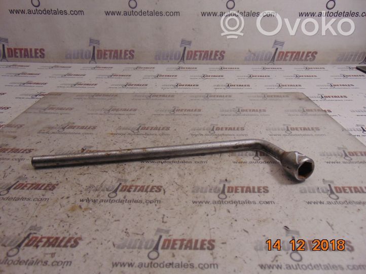 Mercedes-Benz C W203 Clé à écrou de roue A1205810246