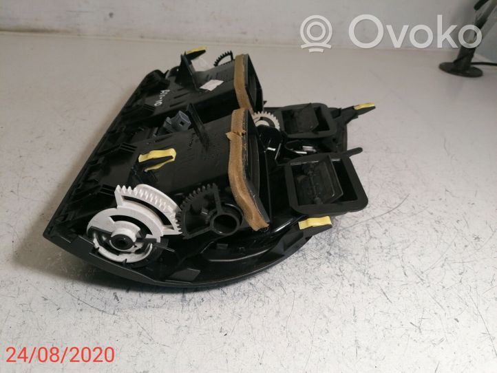 Toyota Avensis T270 Griglia di ventilazione centrale cruscotto 5567005100