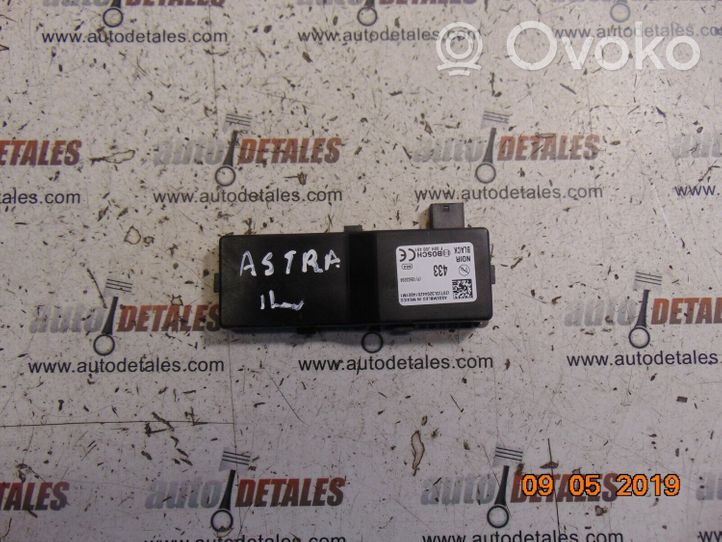 Vauxhall Astra J Unité de commande / module de verrouillage centralisé porte 13503204