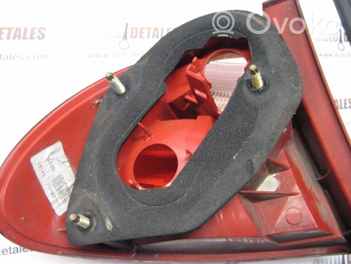 Toyota Avensis T220 Luci posteriori 89022027