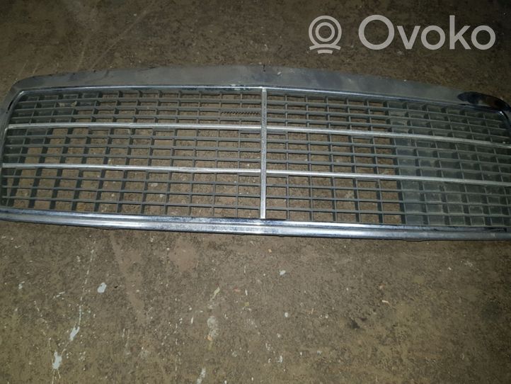 Mercedes-Benz E W210 Maskownica / Grill / Atrapa górna chłodnicy 2108880623