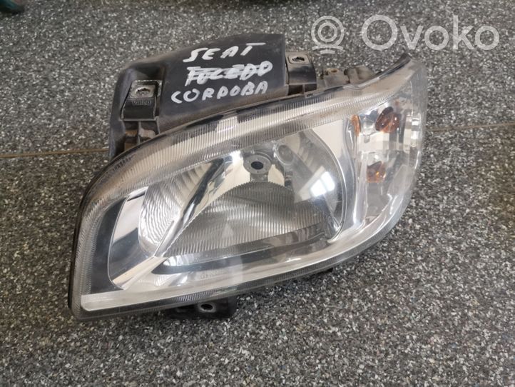 Seat Cordoba (6K) Lampa przednia 