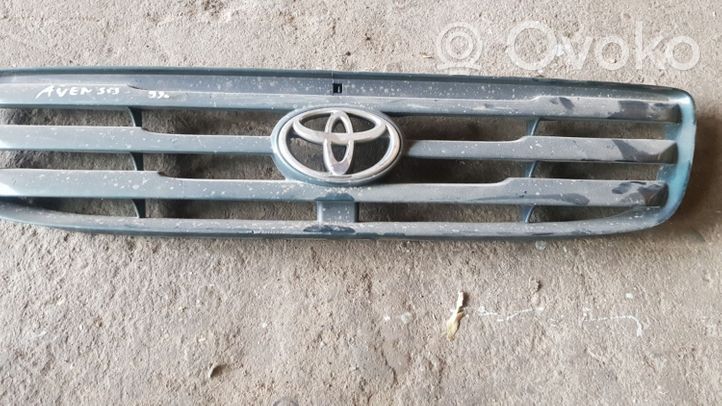 Toyota Avensis T220 Etupuskurin ylempi jäähdytinsäleikkö 5310144010