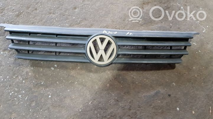 Volkswagen Polo III 6N 6N2 6NF Etupuskurin ylempi jäähdytinsäleikkö 