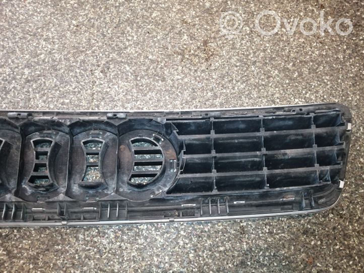 Audi A4 S4 B5 8D Grille calandre supérieure de pare-chocs avant 8D0853651R