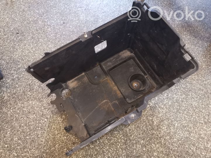 Mazda 3 I Boîte de batterie BP4K56040