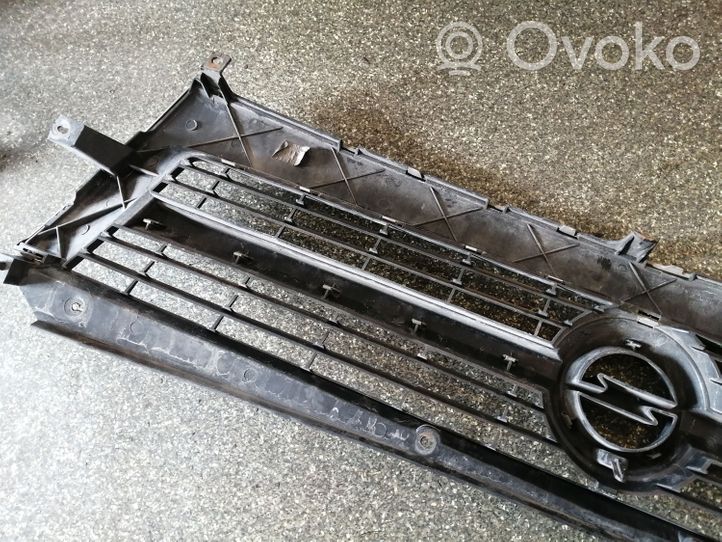 Opel Movano A Griglia superiore del radiatore paraurti anteriore 8200233763