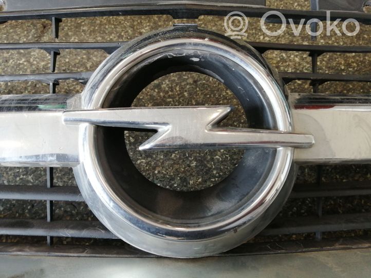 Opel Movano A Griglia superiore del radiatore paraurti anteriore 8200233763