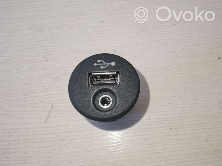 Nissan Juke I F15 USB-pistokeliitin 