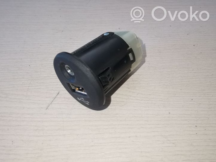 Nissan Juke I F15 USB-pistokeliitin 