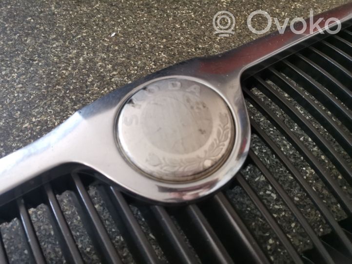 Skoda Octavia Mk2 (1Z) Maskownica / Grill / Atrapa górna chłodnicy 1Z0853668