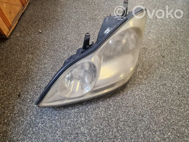 Toyota Avensis Verso Lampa przednia 