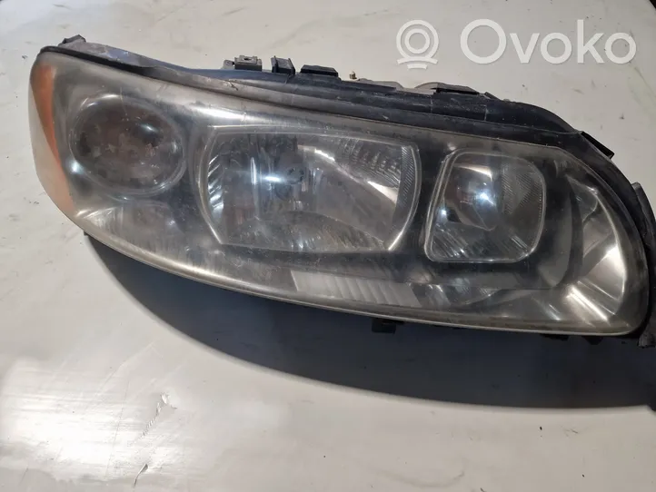 Volvo V70 Lampa przednia 3698836