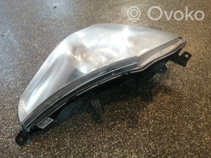 Toyota Verso Lampa przednia 811500F090