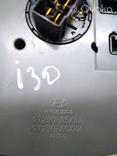 Hyundai i30 Panel klimatyzacji 97250A5XXX