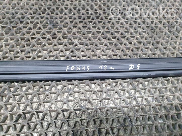Ford Focus Gumowa uszczelka szyby drzwi tylnych 