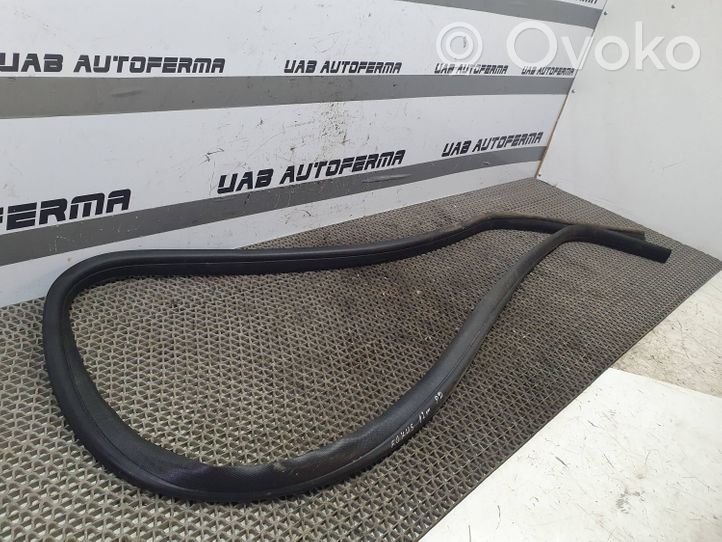 Ford Focus Gumowa uszczelka drzwi przednich 