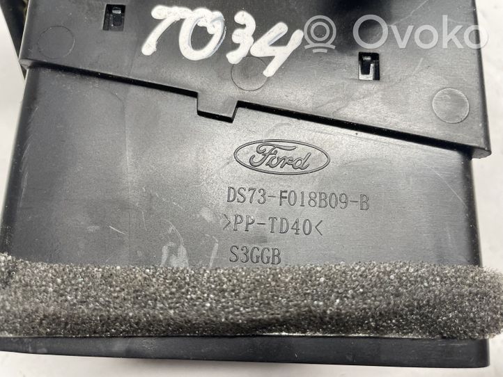 Ford Fusion II Dysze / Kratki nawiewu deski rozdzielczej DS73F018B09