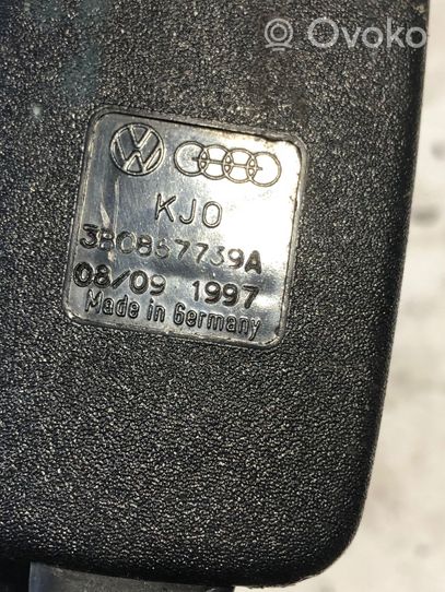 Volkswagen PASSAT B5 Boucle de ceinture de sécurité arrière centrale 3B0857739A