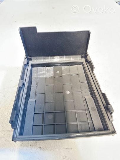 Volkswagen Tiguan Tapa de caja de fusibles 1K0937132G