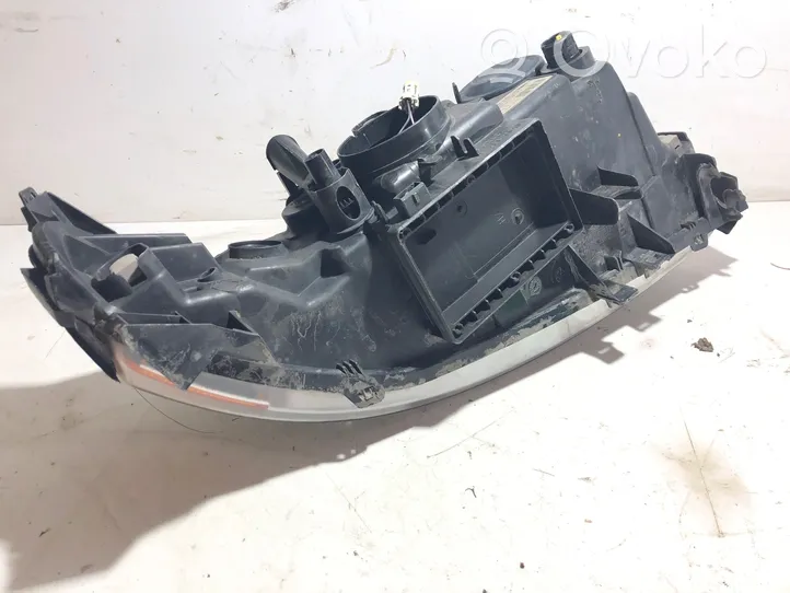 Volvo V70 Lampa przednia 89009280