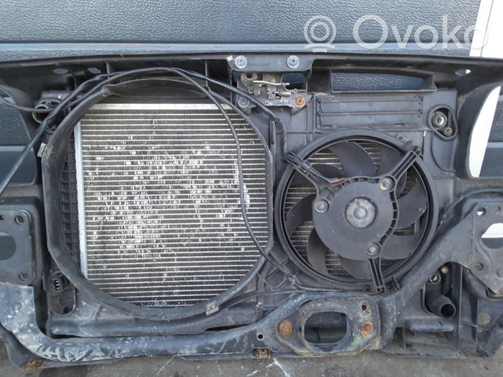 Audi A4 S4 B5 8D Support de radiateur sur cadre face avant 8D0121223