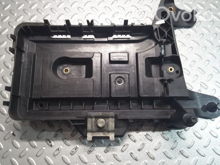 Volkswagen Jetta VI Vassoio batteria 1K0915333