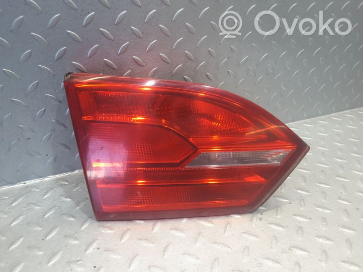 Volkswagen Jetta VI Lampy tylnej klapy bagażnika 5C6945259