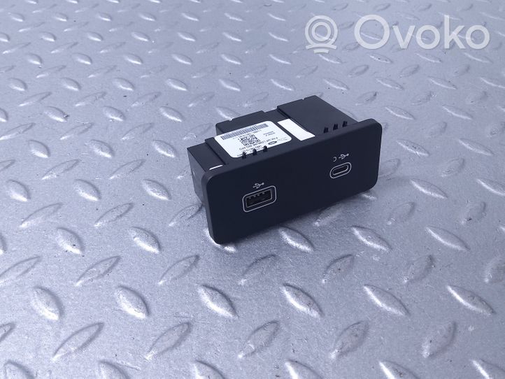 Land Rover Defender USB-pistokeliitin L8B219E110DC