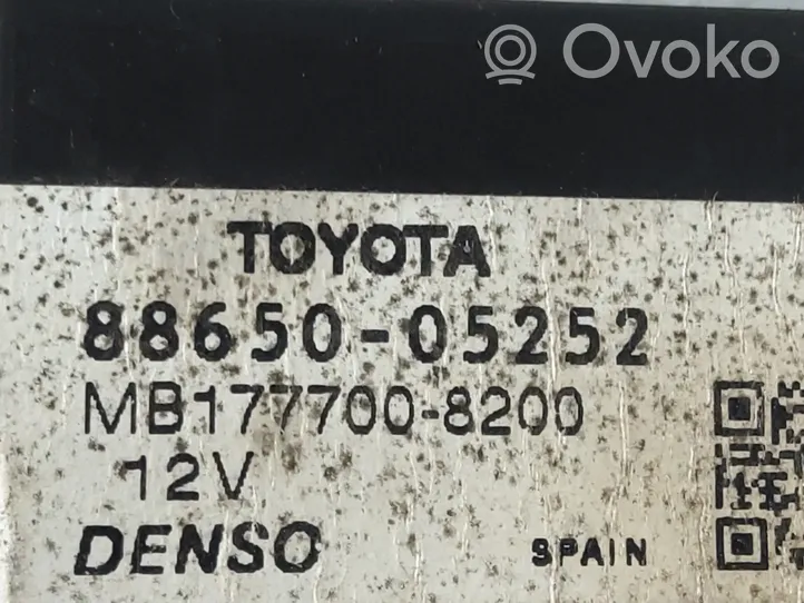 Toyota Avensis T270 Sterowania klimatyzacji / Ogrzewania 8865005252