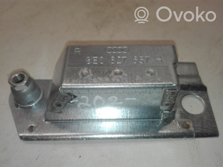 Audi A8 S8 D4 4H Lampa oświetlenia tylnej tablicy rejestracyjnej 8E0827657H