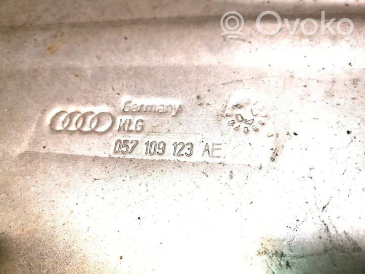 Audi A8 S8 D4 4H Osłona paska / łańcucha rozrządu 057109123AE